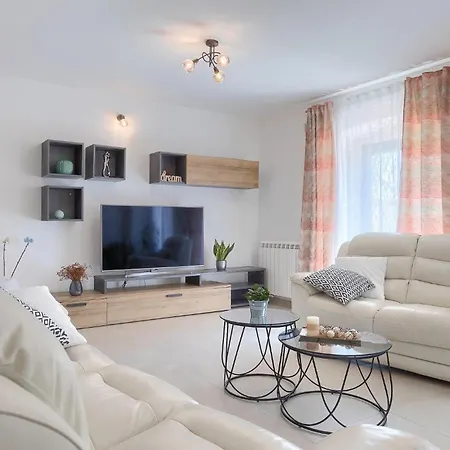 Ena Istra Casa de Férias *