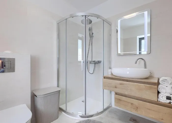 Ena Istra Vikendica *